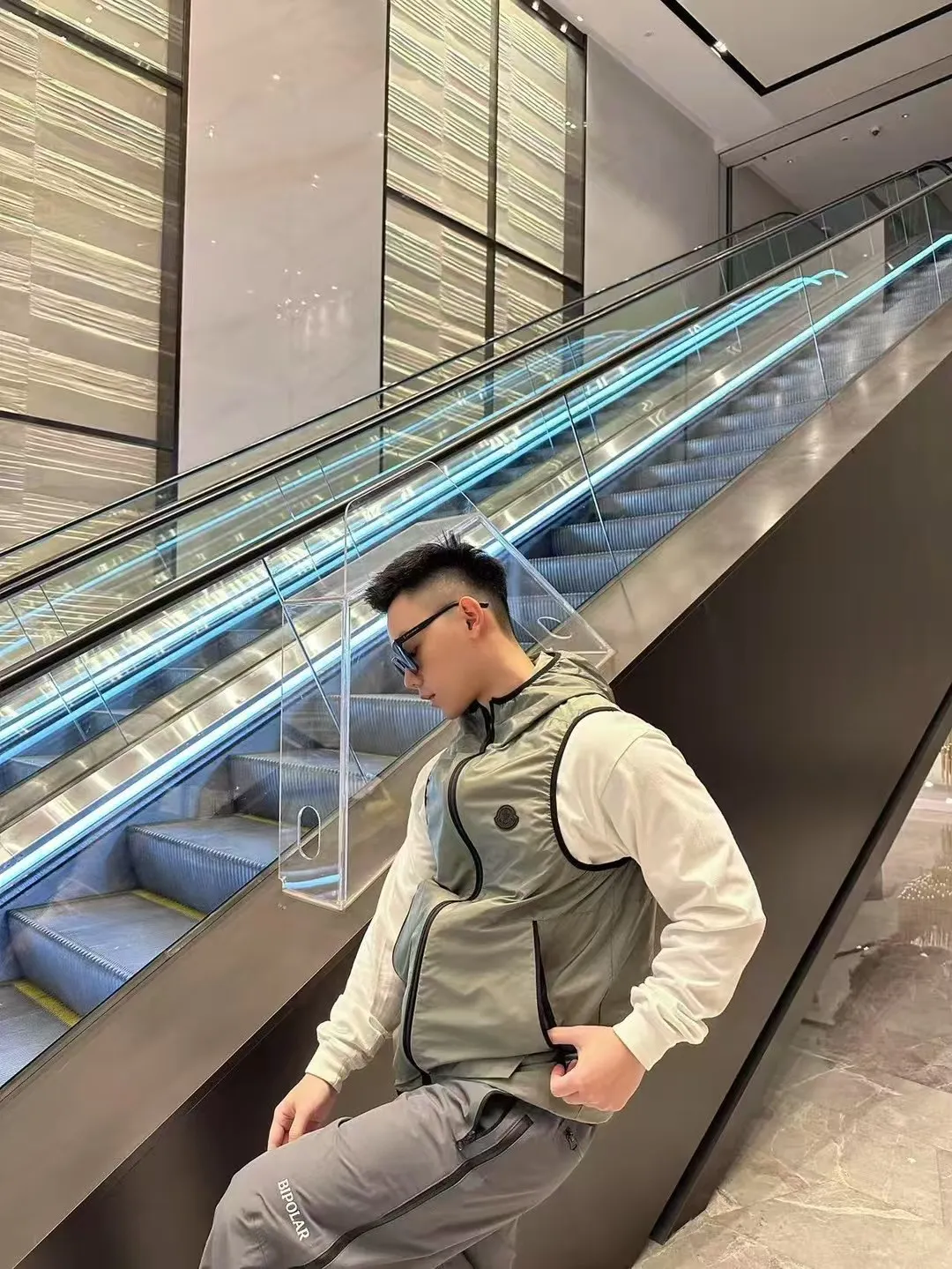 「 」